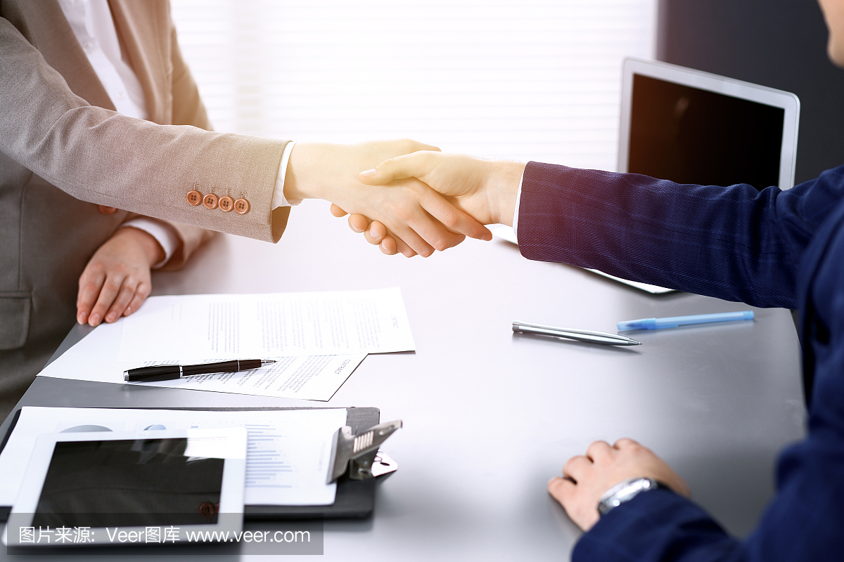 商務(wù)人士握手,結(jié)束會(huì)議。文件簽署,協(xié)議和律師咨詢概念。